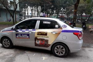 quảng cáo trên xe taxi