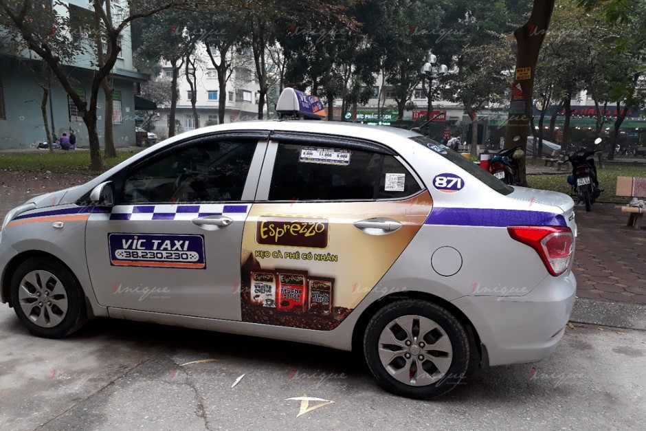 quảng cáo trên xe taxi