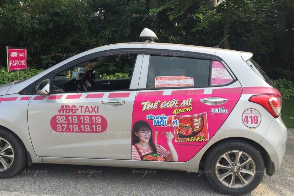 quảng cáo trên xe taxi